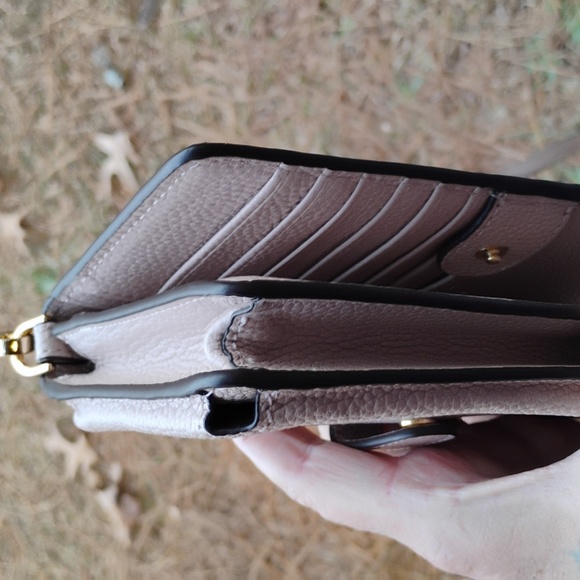 Michael Kors cell phone crossbody wallet on a chain Euc - Picture 4 of 6